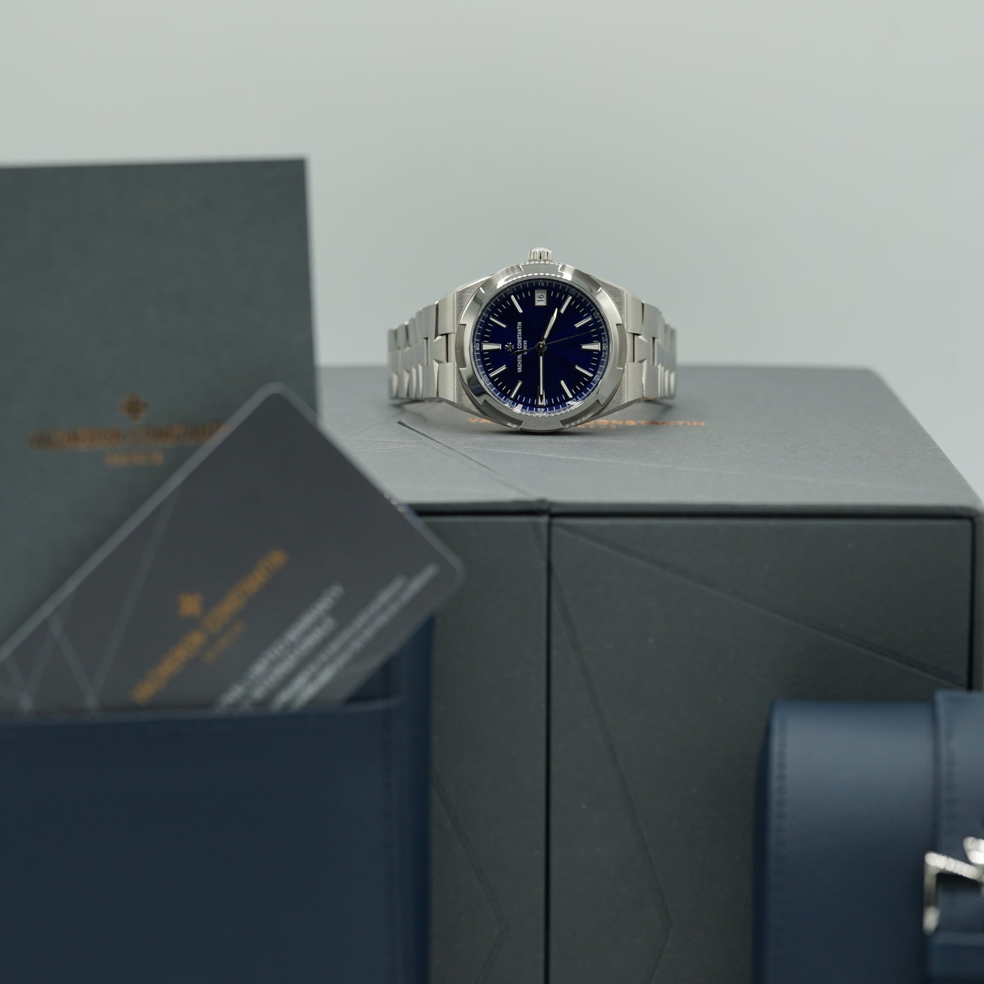 Vacheron Constantin Overseas self-winding 41 mm Blue Dial Stainless Steel Bracelet 4520V/210A-B128 - WATCHXNYC