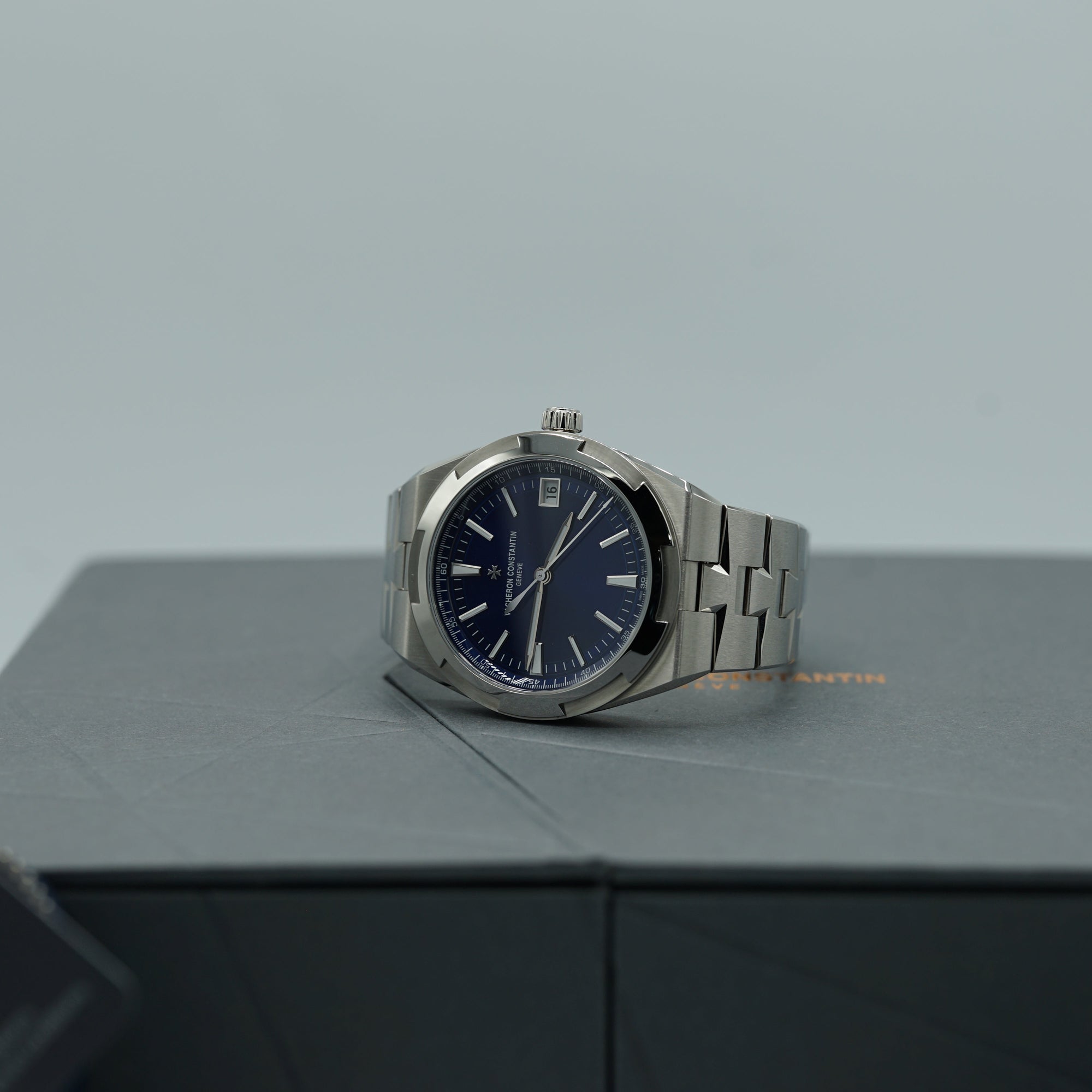 Vacheron Constantin Overseas self-winding 41 mm Blue Dial Stainless Steel Bracelet 4520V/210A-B128 - WATCHXNYC