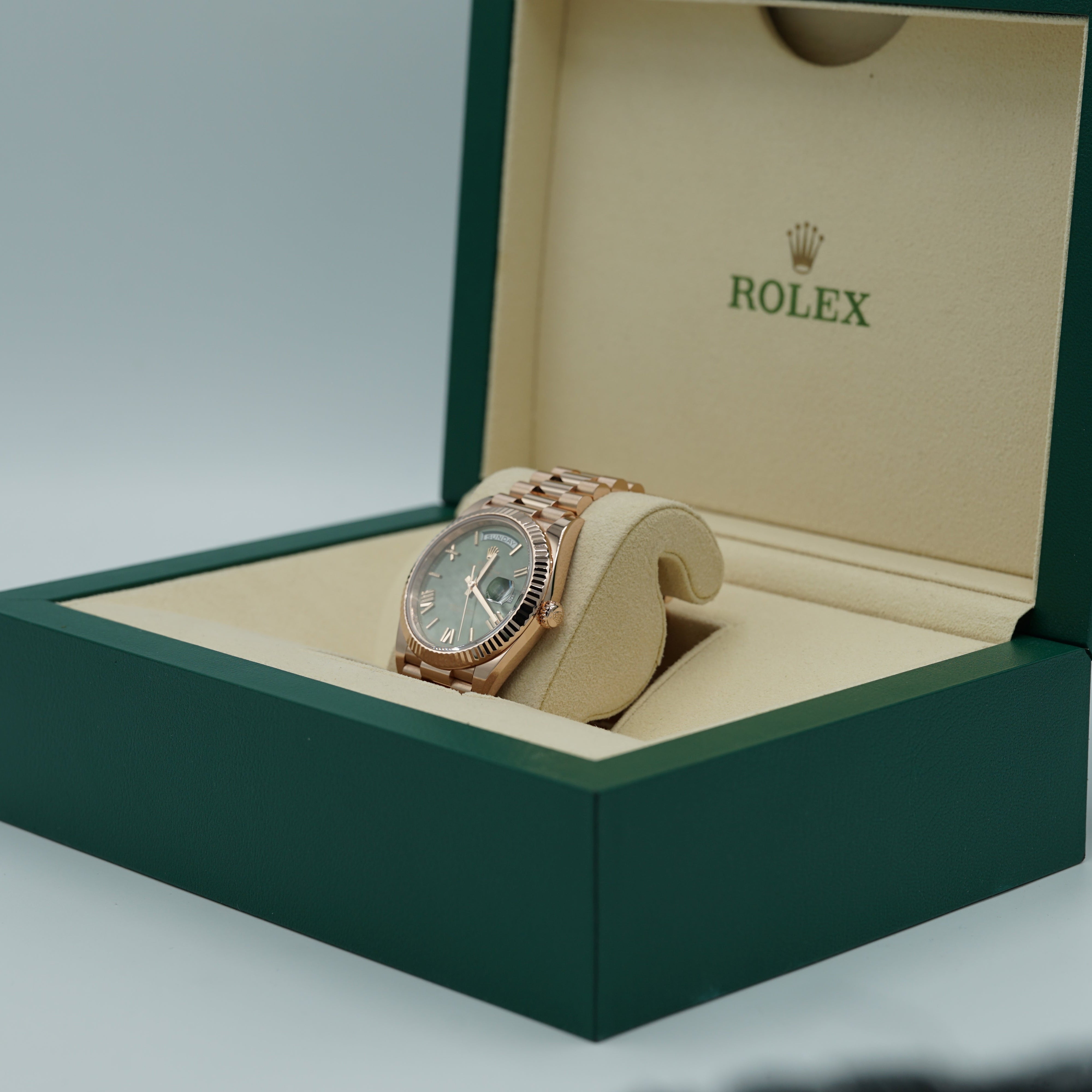 Rolex Oyster 40 mm Olive Green Dial 18 kt Everose Gold President, Semi