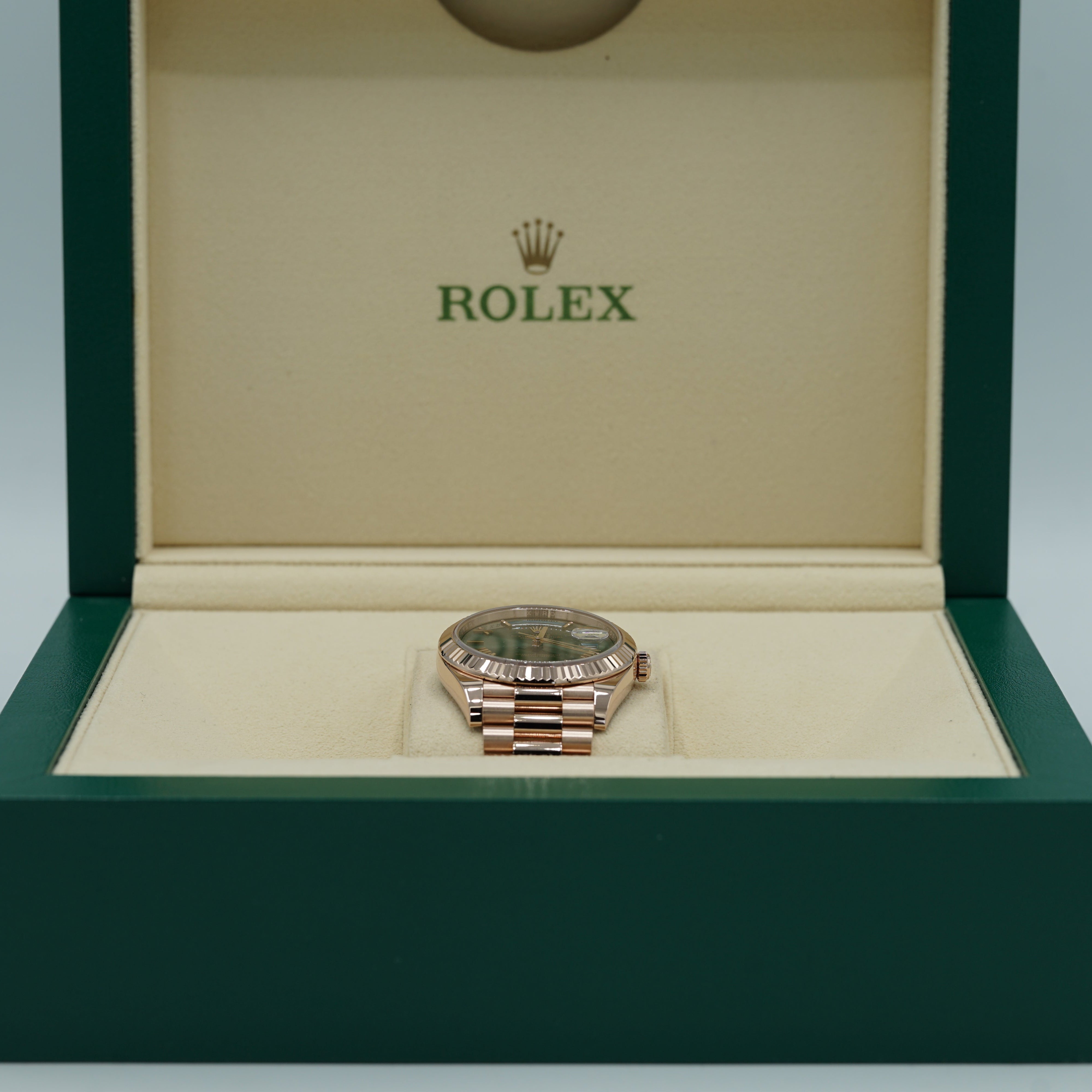 Rolex Oyster 40 mm Olive Green Dial 18 kt Everose Gold President, Semi