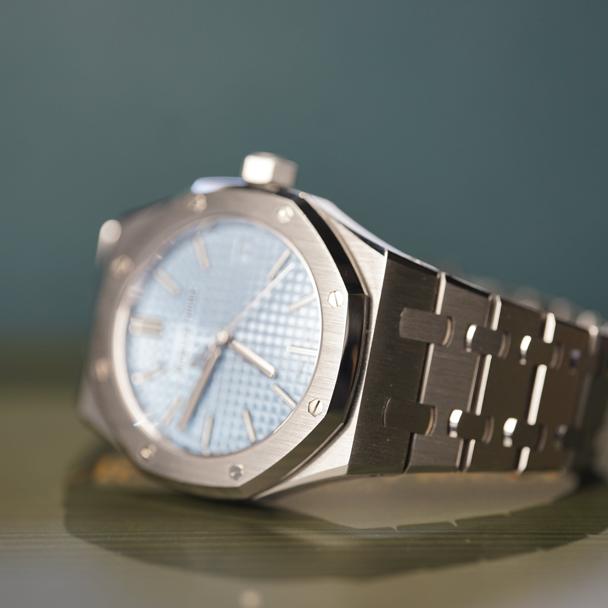 Audemars Piguet Royal Oak Reloj automático de 37 mm con esfera azul claro y brazalete de acero inoxidable 15550ST.OO.1356ST.08 